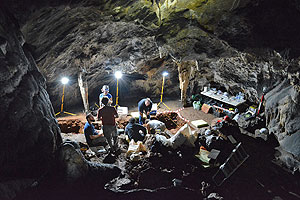 Ausgrabungen in Ardales neben der Höhlenkunst der Neanderthaler 300px
